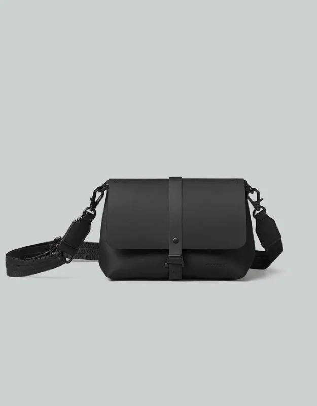 Smart travel bag with integrated GPS tracker for lost item recoveryGaston Luga Spläsh Crossbody Bag