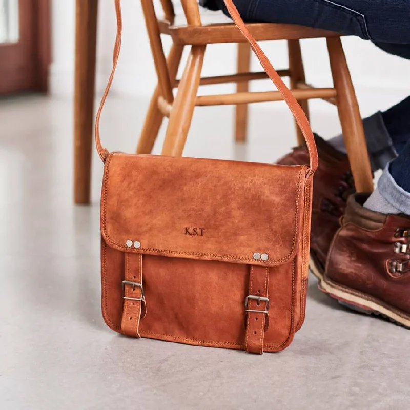 Travel bag with a retractable garment rack for easy unpackingMen's Midi Leather Satchel