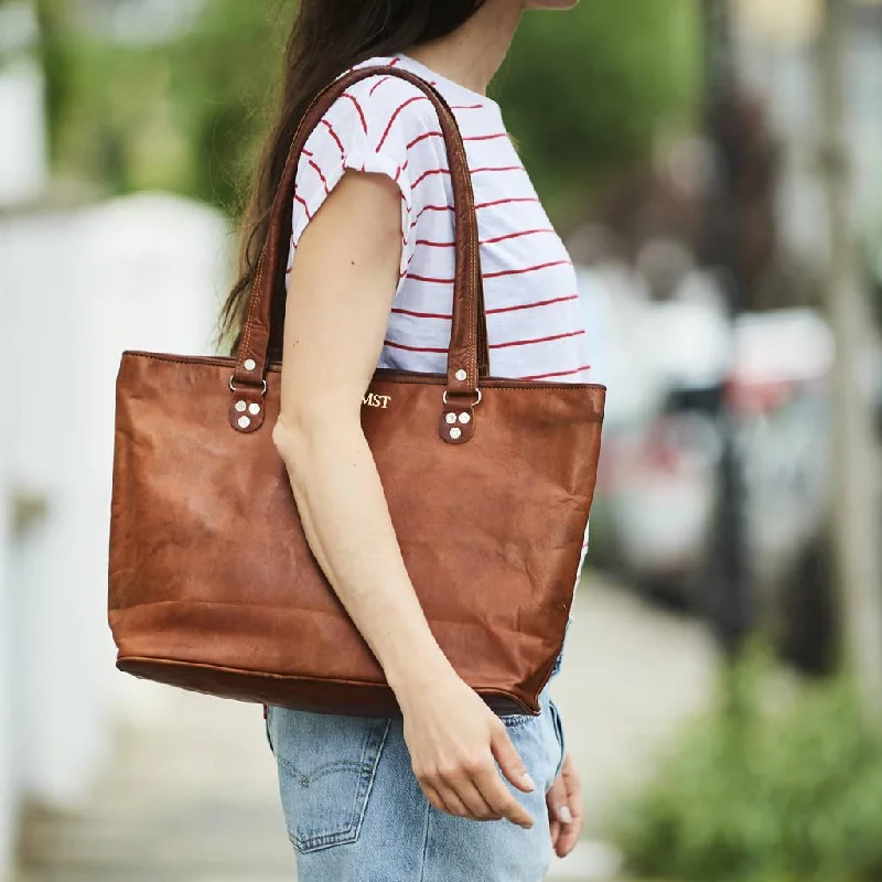 Travel bag with a detachable toiletry pouch for convenienceVintage Style Leather Tote Bag